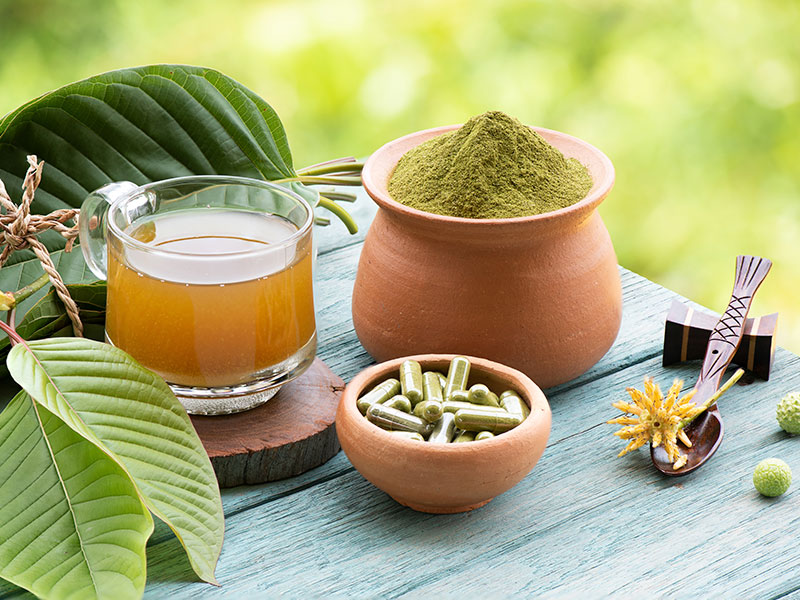 Why-So-Many-People-in-Pennsylvania-Are-Turning-to-Kratom-1 Krantom is lying on the table in various forms